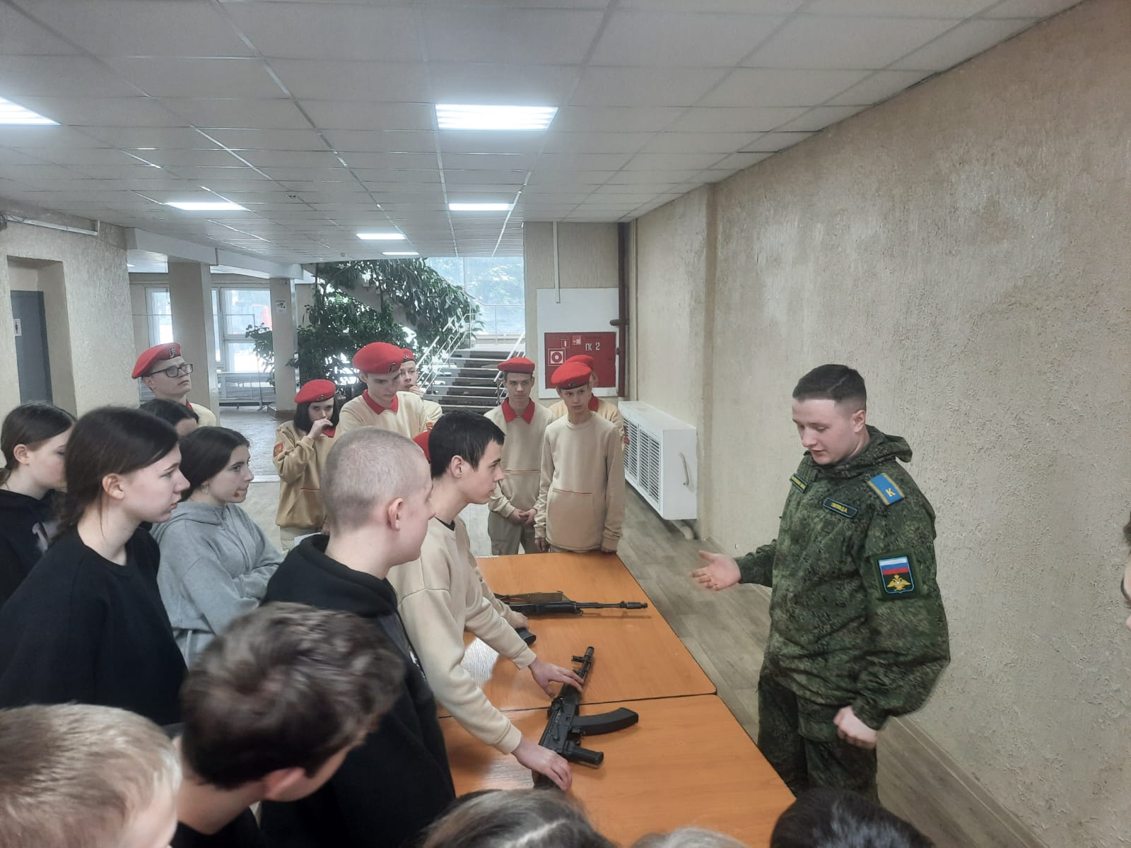 Юнармейцы Калашниковской школы приняли участие в мастер-классах по огневой, медицинской, строевой подготовке и по рукопашному бою