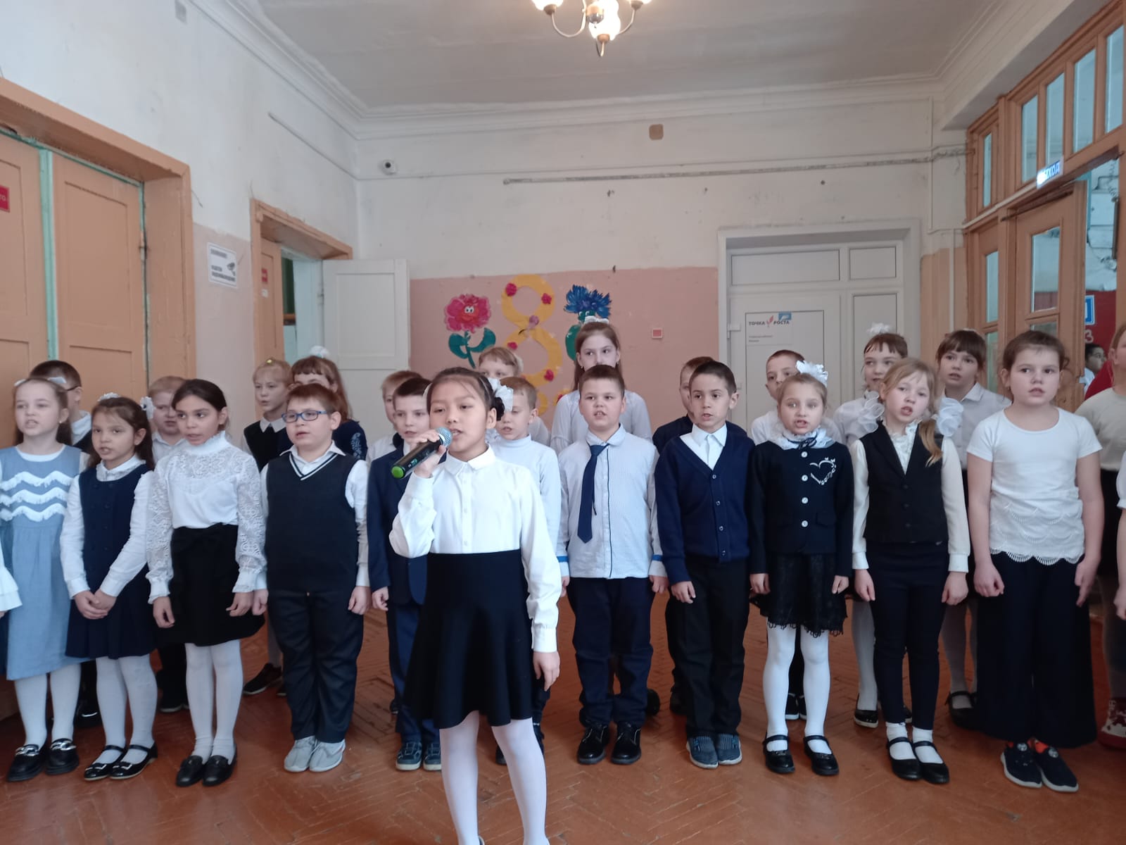 В преддверии праздника 8 Марта учащиеся школы подготовили концерт